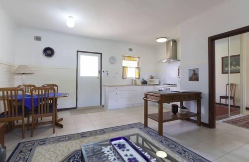 Crawley Apartment | B9 Walk to UWA close to SCGH & CBD