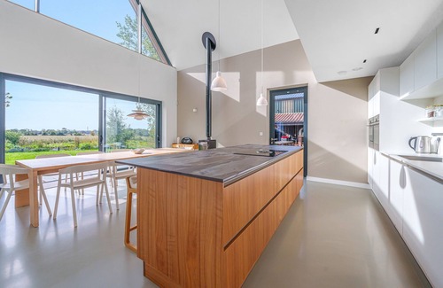 Halesworth Cottage | BABBELKOUS, BRAMFIELD, pet friendly, with hot tub in Halesworth