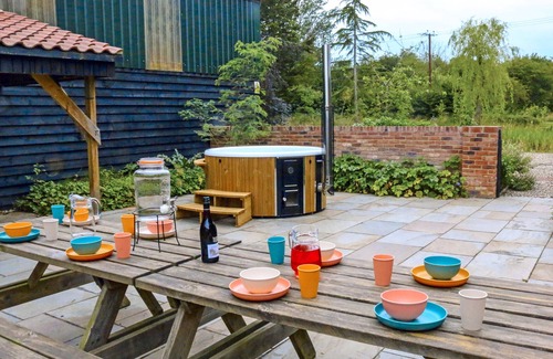 Halesworth Cottage | BABBELKOUS, BRAMFIELD, pet friendly, with hot tub in Halesworth