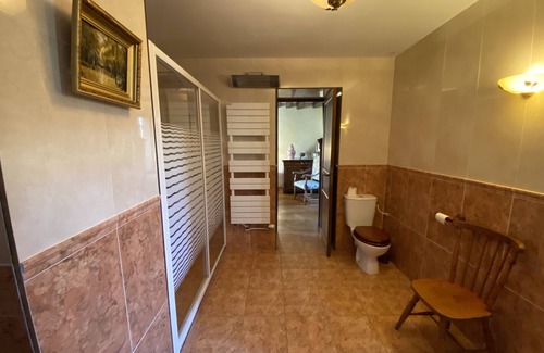 Saint-Vincent-de-Mercuze Bed & Breakfast | Bach room in house with jacuzzi, swimming pool, terrace and barbecue