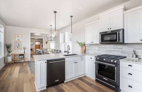 Century West House | Bachelor Bliss - Bend Adventure Awaits! Close to Trails, Shops & Dining + Guest House