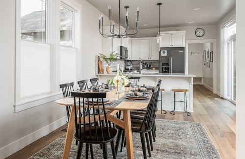 Century West House | Bachelor Bliss - Bend Adventure Awaits! Close to Trails, Shops & Dining + Guest House