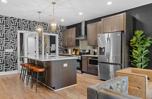 Talbot's Corner Apartment | Bachelor’s Dream Pad - 4BR w/Game Room & Rooftop!