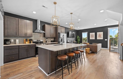 Talbot's Corner Apartment | Bachelor’s Dream Pad - 4BR w/Game Room & Rooftop!