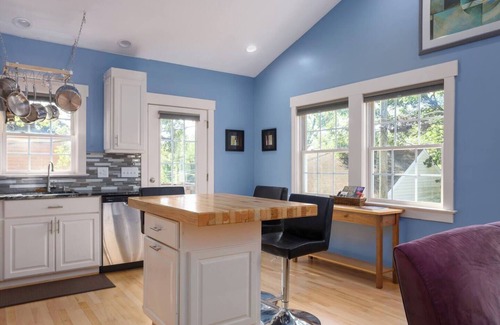 Durham Apartment | Back Alley Apartment, walk Downtown and Duke.