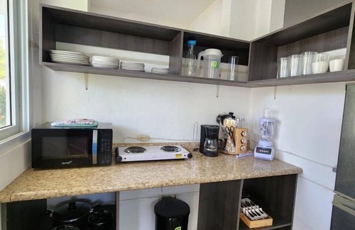 El Hawaii House | Backpackers Hostel Pool and Parking Near Beach
