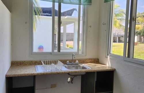 El Hawaii House | Backpackers Hostel Pool and Parking Near Beach