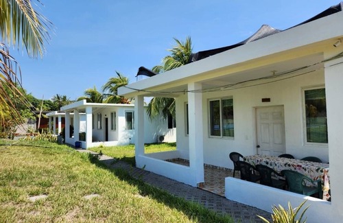 El Hawaii House | Backpackers Hostel Pool and Parking Near Beach
