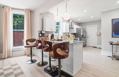 Near East Columbus House | Backyard Escape: Outdoor Movie, Dome, Mini Golf, hot tub, fire pit, grill, mural