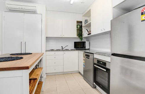 Rainbow Beach Apartment | Baden 62 - Rainbow Shores. Beach Escape, Air con, Pool, All beds made
