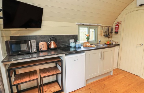 Sutton-in-Craven Cottage | BADGER, romantic, character holiday cottage in Cross Hills
