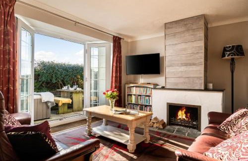Wadebridge House | Badgers Way - with hot tub