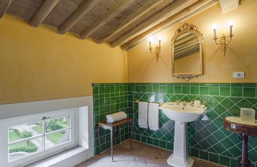 Vorno Villa | Badia Cantignano Villa Sleeps 22 with Pool Air Con and WiFi