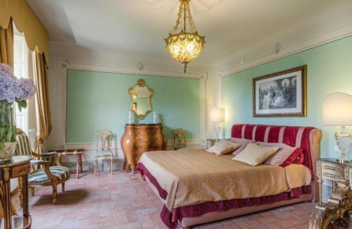 Vorno Villa | Badia Cantignano Villa Sleeps 22 with Pool Air Con and WiFi