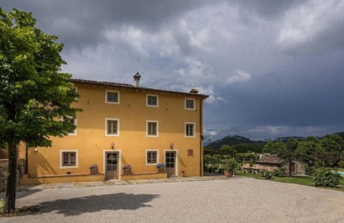 Vorno Villa | Badia Cantignano Villa Sleeps 15 with Pool Air Con and WiFi