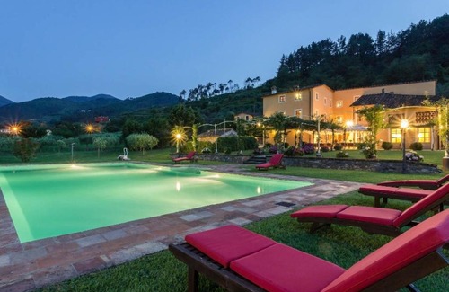 Vorno Villa | Badia Cantignano Villa Sleeps 15 with Pool Air Con and WiFi