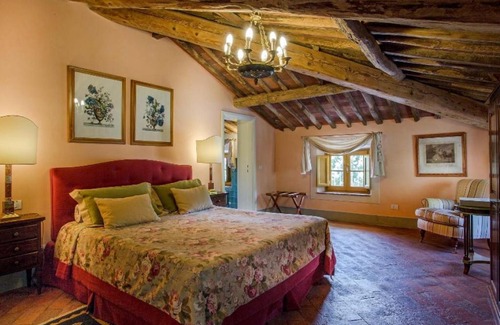 Vorno Villa | Badia Cantignano Villa Sleeps 15 with Pool Air Con and WiFi