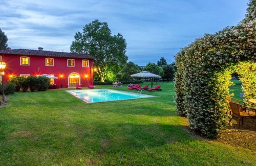 Vorno Villa | Badia Cantignano Villa Sleeps 12 with Pool Air Con and WiFi