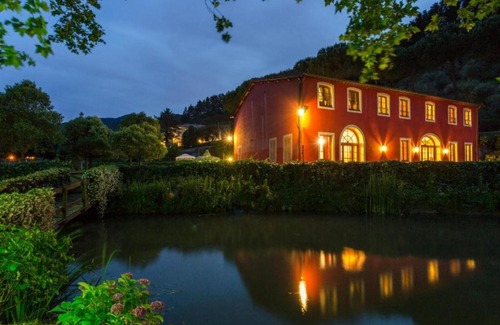 Vorno Villa | Badia Cantignano Villa Sleeps 12 with Pool Air Con and WiFi