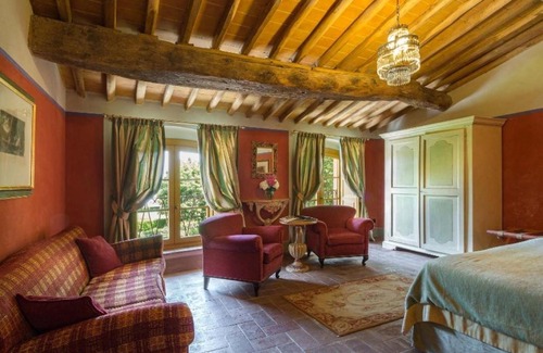 Vorno Villa | Badia Cantignano Villa Sleeps 12 with Pool Air Con and WiFi