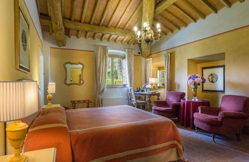 Vorno Villa | Badia Cantignano Villa Sleeps 12 with Pool Air Con and WiFi