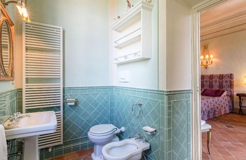 Vorno Villa | Badia Cantignano Villa Sleeps 14 with Pool Air Con and WiFi