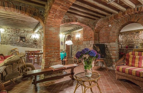 Vorno Villa | Badia Cantignano Villa Sleeps 14 with Pool Air Con and WiFi