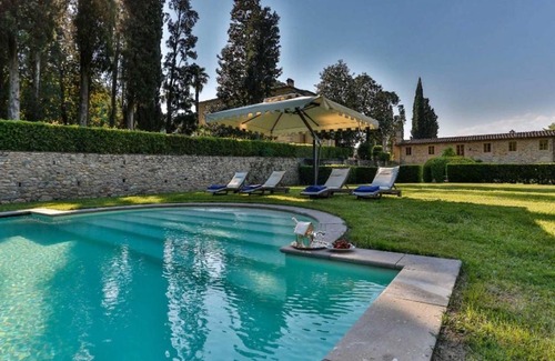Vorno Villa | Badia Cantignano Villa Sleeps 24 with Pool Air Con and WiFi