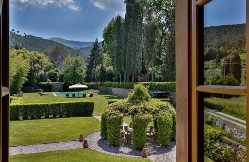 Vorno Villa | Badia Cantignano Villa Sleeps 24 with Pool Air Con and WiFi