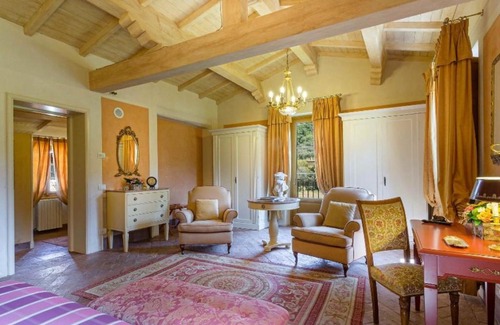 Vorno Villa | Badia Cantignano Villa Sleeps 24 with Pool Air Con and WiFi