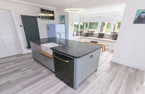 Georgeham House | Bagend |Sleeps 14 | Hot Tub* | Balcony & Ping Pong
