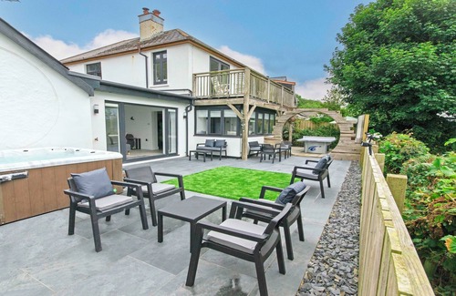 Georgeham House | Bagend |Sleeps 14 | Hot Tub* | Balcony & Ping Pong