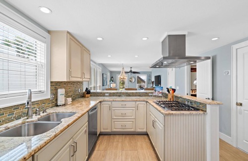 Sunnyside House | Bahama West - Beach Haven, Pet Friendly, Beach Access, West End, Free Activities