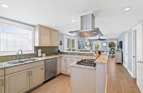 Sunnyside House | Bahama West - Beach Haven, Pet Friendly, Beach Access, West End, Free Activities