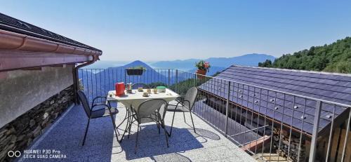 Intragna House | Baita Michele con Terrazzo e bellissima Vista Lago x 4 Persone