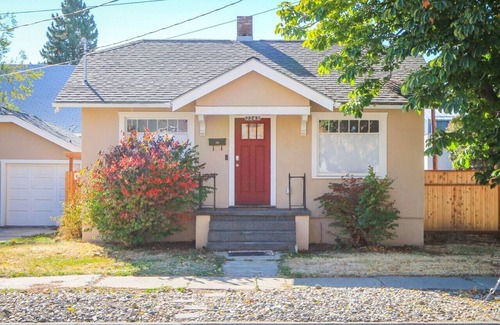 Baker City Apartment | Baker Street Bungalow