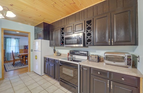 Bakersville House | Bakersville Retreat w/Deck, Fire Pit & Grill!