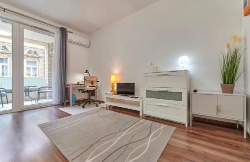 Csarnok negyed Apartment | Balcony Centropolitan Studio w AC by NW