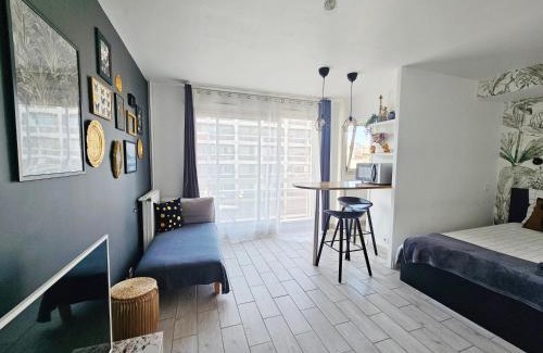 Grenelle Apartment | Balcony view tour eiffel