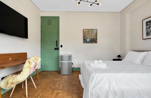 Abernessia Apartment | Balcony Wi-Fi Commercia Center Home Office Space
