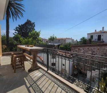 Ayvalik House | Balkonaki