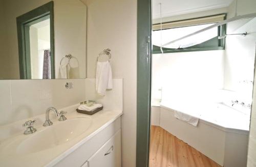 Soldiers Hill Apartment | Ballarat Station Apartments Queen Studio With Spa