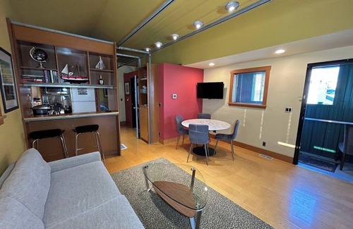 Ballard Apartment | Ballard 2 Bdrm & 2 lofts Apt. with air conditioner, sleeps up to 6 guests