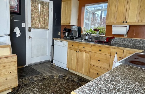 Old Ballard House | Ballard Bunkhouse 2nd flr unit near ent. district. Parking & free level 2 chrgr