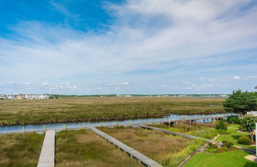 Manteo House | Ballast Point Villa 85: Comfortable and casual elegance sums up this Pirate's Co