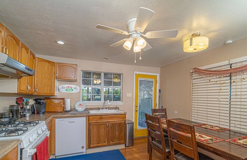 Flour Bluff House | Balmy Blue Beachy Bungalow (Minutes from the Water)