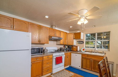 Flour Bluff House | Balmy Blue Beachy Bungalow (Minutes from the Water)