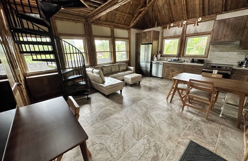 Hilo House | Bamboo River Hideaway in Hilo with fast WiFi near HMC