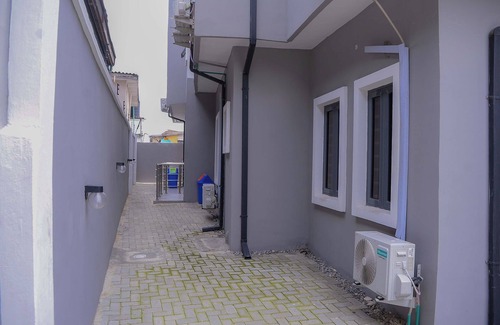 Surulere Apartment | Bamgbose Apartments - Sleeps 2 - Parking - WiFi