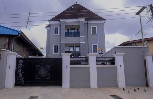 Surulere Apartment | Bamgbose Apartments - Sleeps 4 - Parking - WiFi